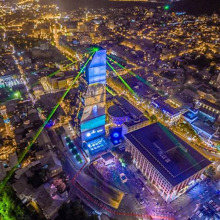 The Biltmore Tbilisi Hotel Bagian luar foto Aerial view of the building at night