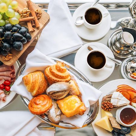 The Biltmore Tbilisi Hotel Bagian luar foto A continental breakfast