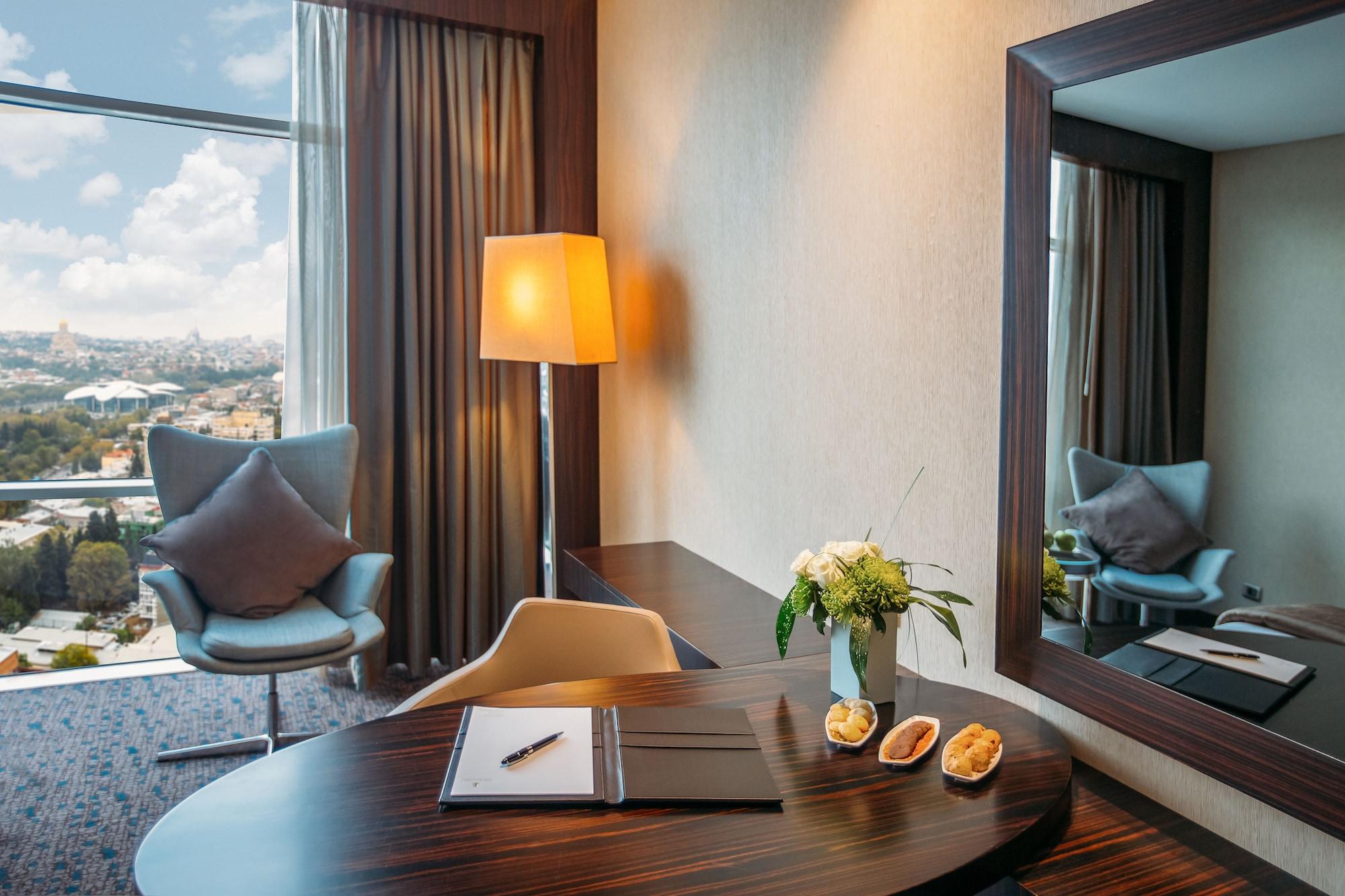 The Biltmore Tbilisi Hotel Bagian luar foto Executive Suite