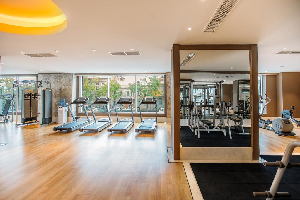 The Biltmore Tbilisi Hotel Bagian luar foto The gym at the hotel