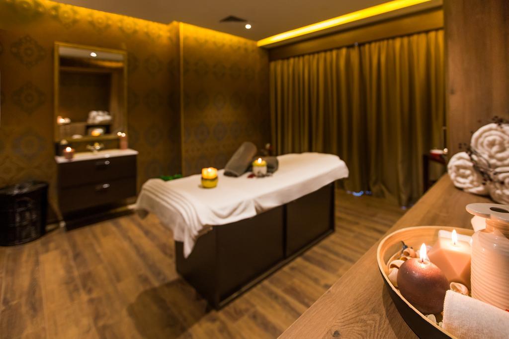 The Biltmore Tbilisi Hotel Bagian luar foto A spa treatment room