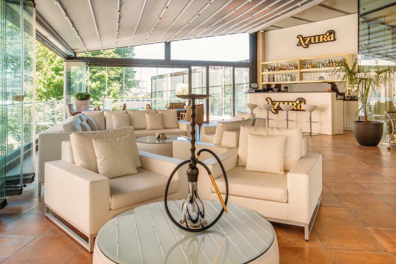The Biltmore Tbilisi Hotel Bagian luar foto A hookah in a lounge
